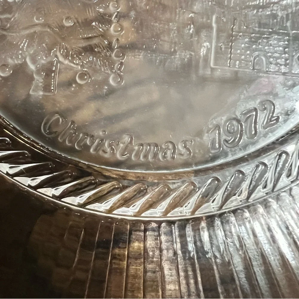 St Clair Glass serve santa